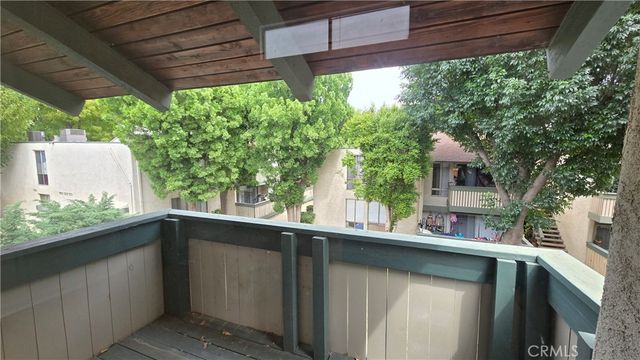 8601 International 228, Canoga Park, CA 91304