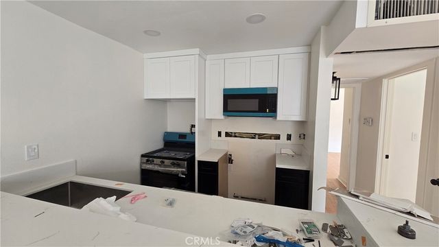 8601 International 228, Canoga Park, CA 91304