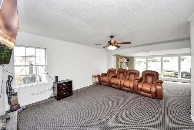 100 N Mattson Street, West Columbia, TX 77486