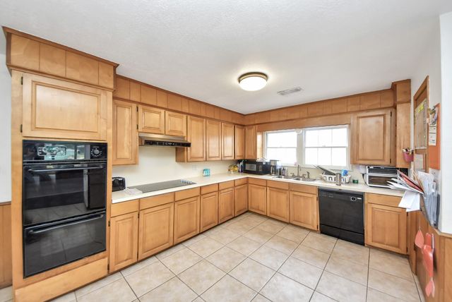 100 N Mattson Street, West Columbia, TX 77486