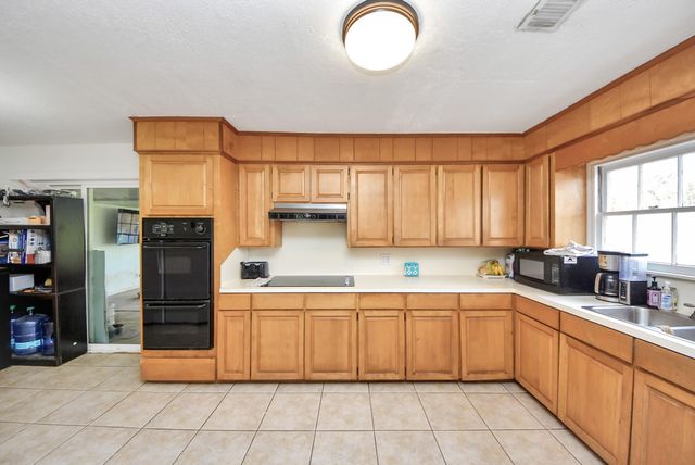 100 N Mattson Street, West Columbia, TX 77486