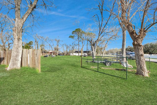 100 N Mattson Street, West Columbia, TX 77486