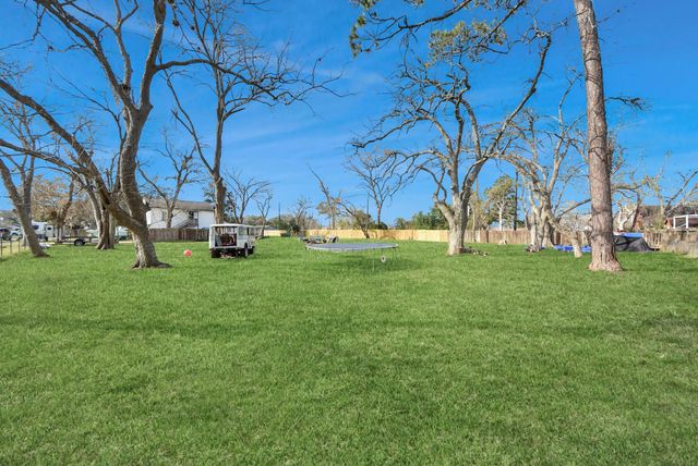 100 N Mattson Street, West Columbia, TX 77486