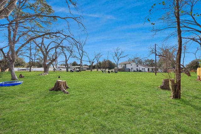 100 N Mattson Street, West Columbia, TX 77486