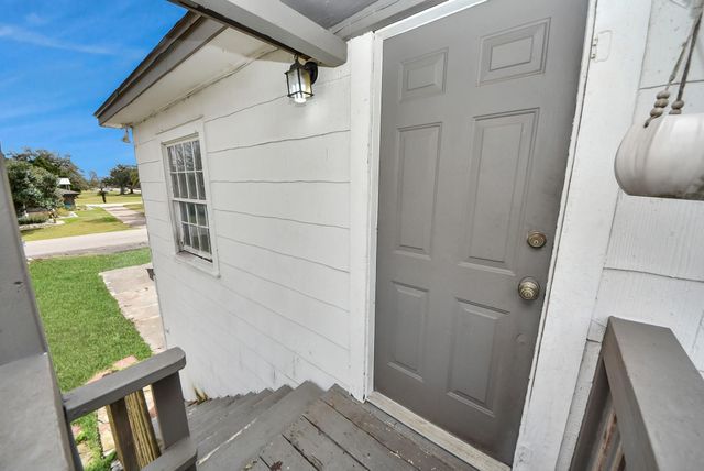 100 N Mattson Street, West Columbia, TX 77486