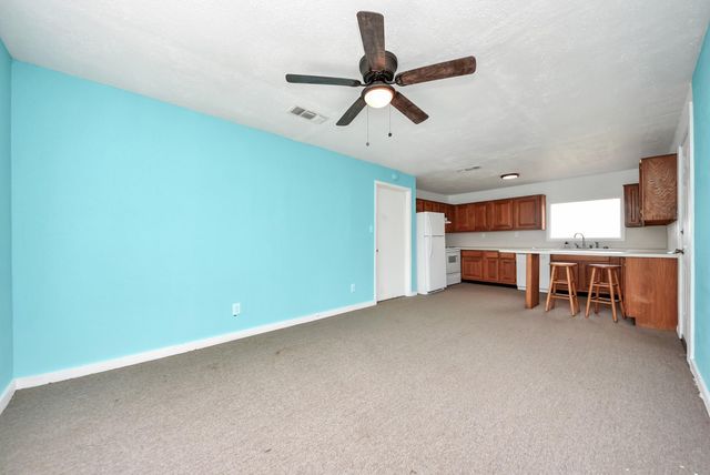 100 N Mattson Street, West Columbia, TX 77486