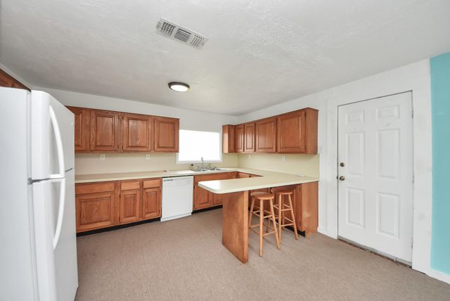 100 N Mattson Street, West Columbia, TX 77486