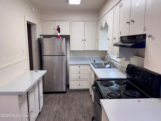528 Woodbury Road, Jackson, MS 39206