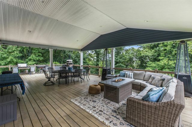 7 Ridge Drive, Melville, NY 11747