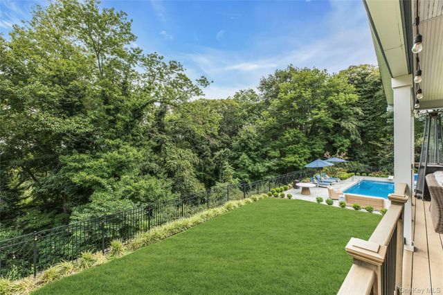 7 Ridge Drive, Melville, NY 11747