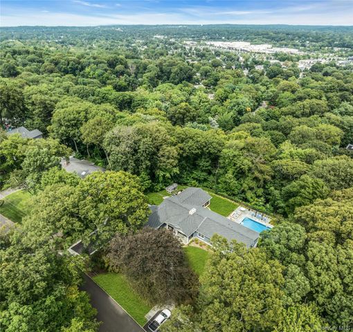 7 Ridge Drive, Melville, NY 11747