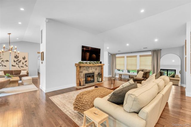 7 Ridge Drive, Melville, NY 11747
