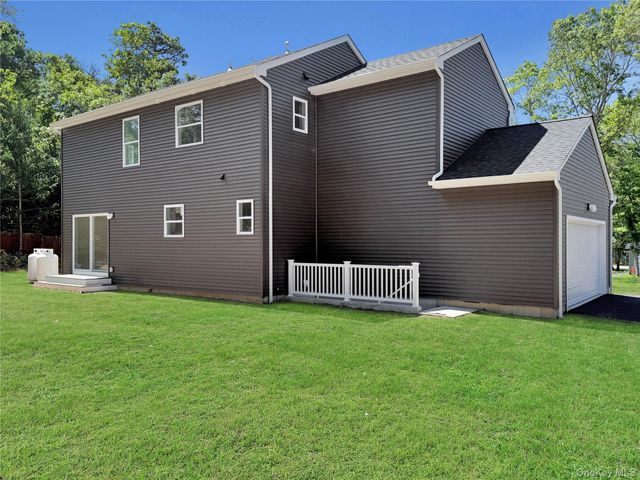 120 River Road, Shirley, NY 11967