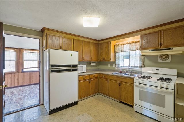 6355 Lakeshore Road, Cicero, NY 13039