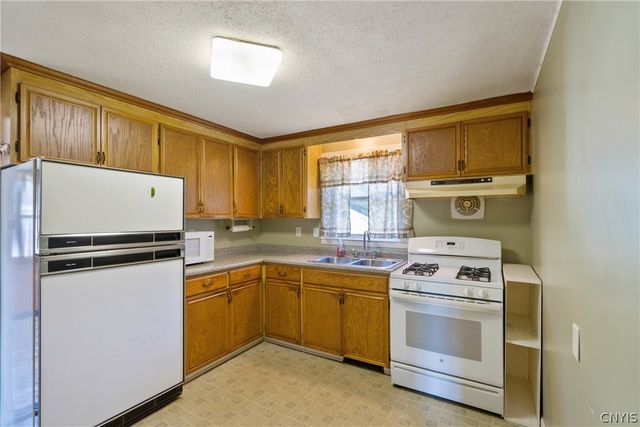 6355 Lakeshore Road, Cicero, NY 13039