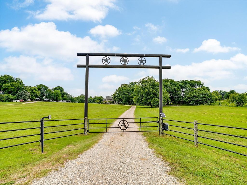 3207 Howard Road, Waxahachie, TX 75165