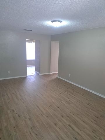 1125 Highbush Drive 1127, Benbrook, TX 76126