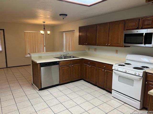 10130 SANDYGLEN, San Antonio, TX 78240