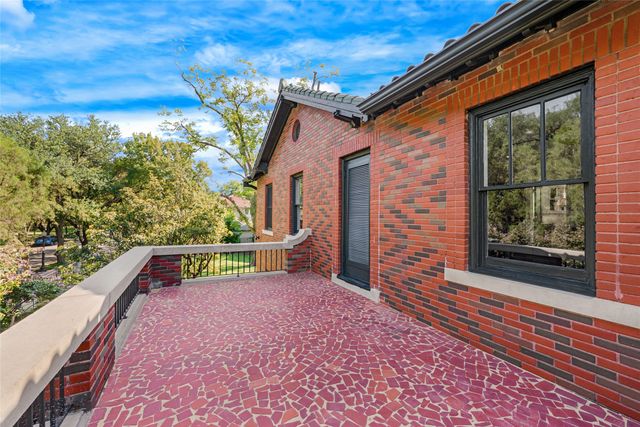 2127 Pembroke Drive, Fort Worth, TX 76110