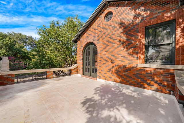 2127 Pembroke Drive, Fort Worth, TX 76110