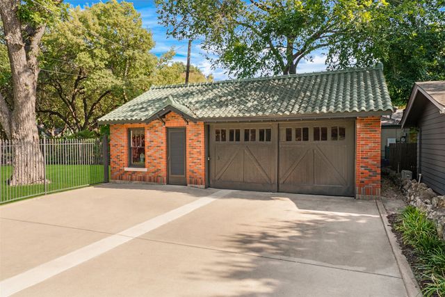 2127 Pembroke Drive, Fort Worth, TX 76110