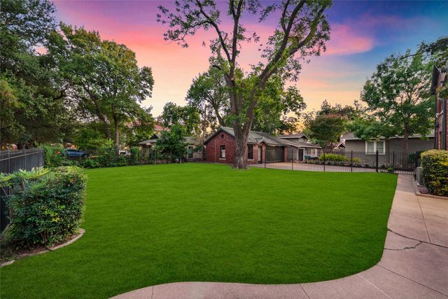 2127 Pembroke Drive, Fort Worth, TX 76110