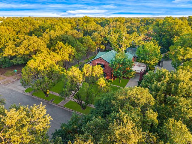 2127 Pembroke Drive, Fort Worth, TX 76110