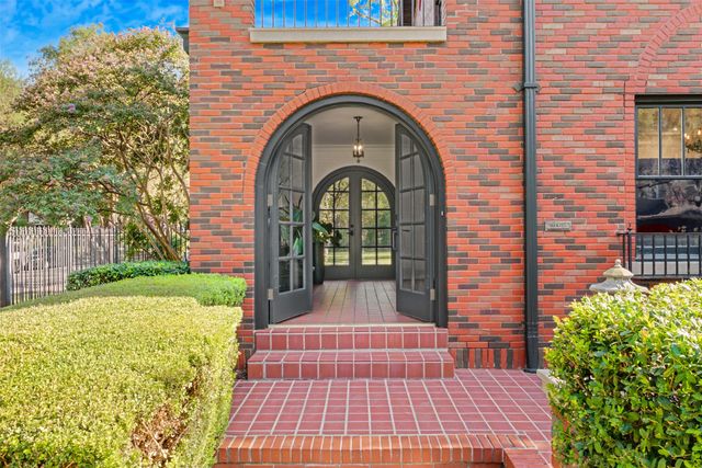 2127 Pembroke Drive, Fort Worth, TX 76110