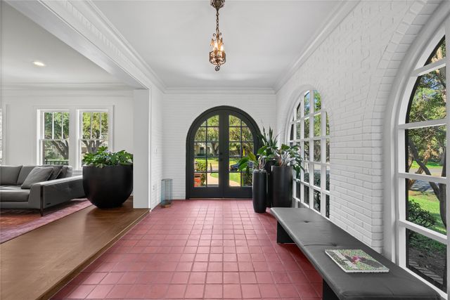 2127 Pembroke Drive, Fort Worth, TX 76110