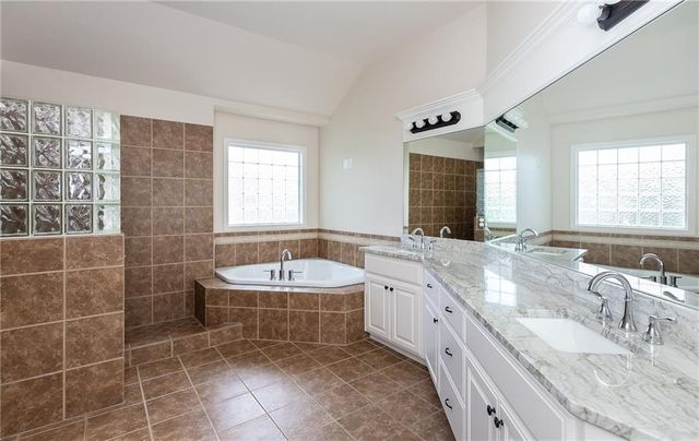 15618 S Hallet Street, Olathe, KS 66062