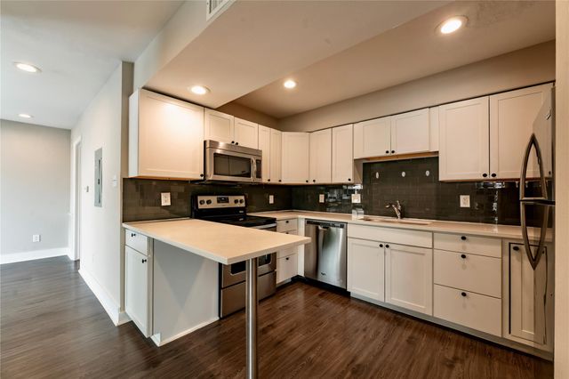 935 La Posada DR 154, Austin, TX 78752