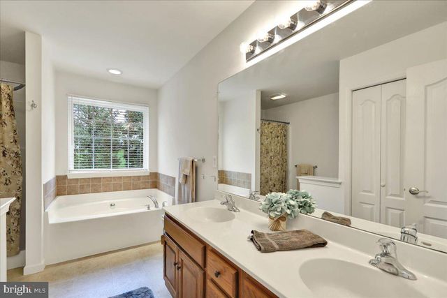 201 CEDAR HOLLOW, Manheim, PA 17545