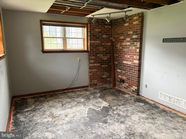 6 HERCULES CT, Sewell, NJ 08080