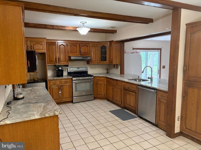 6 HERCULES CT, Sewell, NJ 08080