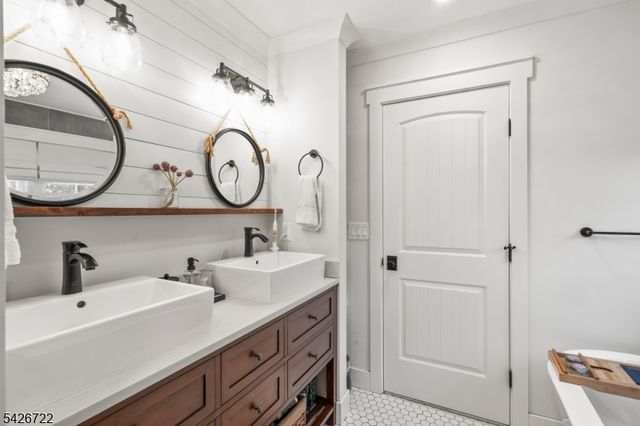 17 Drake Rd, Mendham Boro, NJ 07945