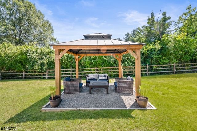17 Drake Rd, Mendham Boro, NJ 07945
