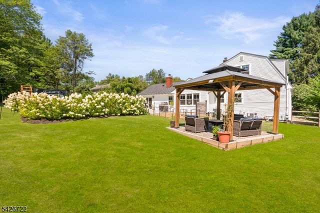 17 Drake Rd, Mendham Boro, NJ 07945
