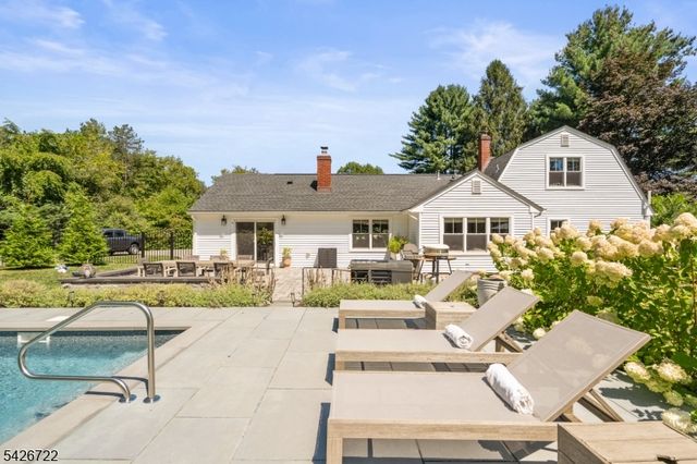 17 Drake Rd, Mendham Boro, NJ 07945