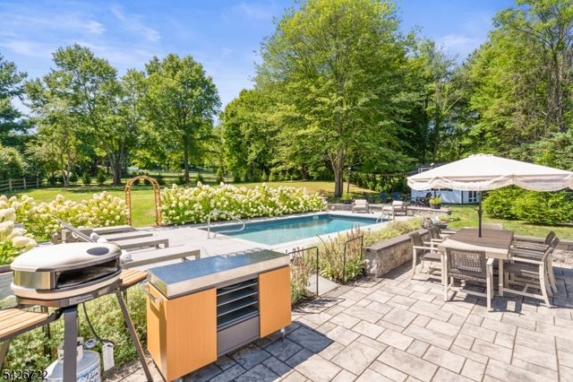17 Drake Rd, Mendham Boro, NJ 07945