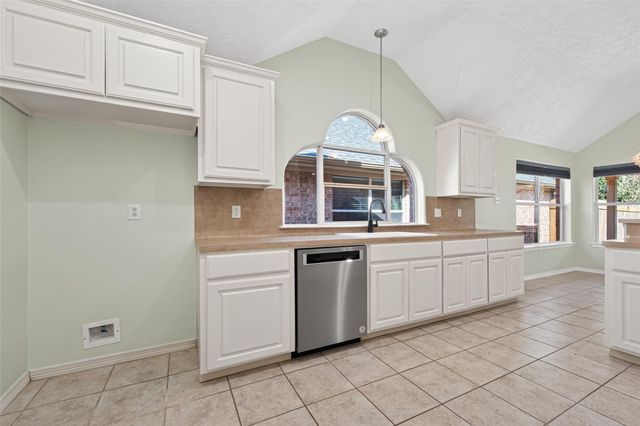 10542 Parkside Drive, Willis, TX 77318