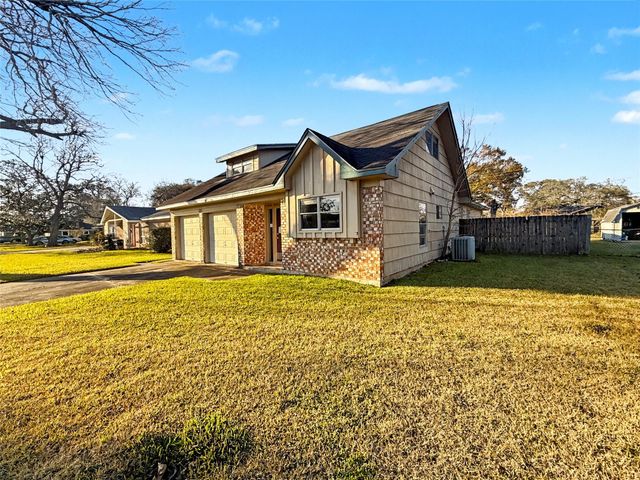 613 Center Way Street, Lake Jackson, TX 77566