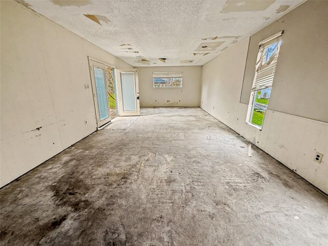 613 Center Way Street, Lake Jackson, TX 77566