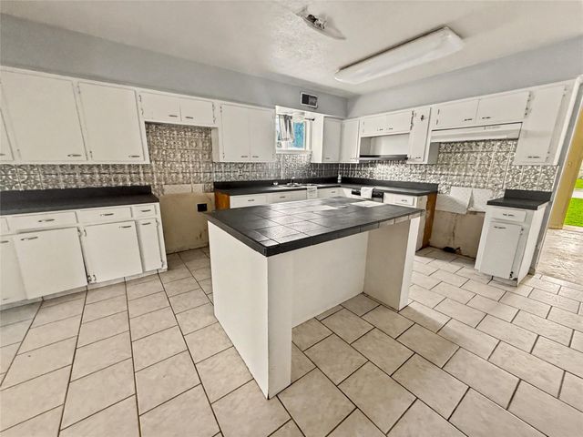 613 Center Way Street, Lake Jackson, TX 77566