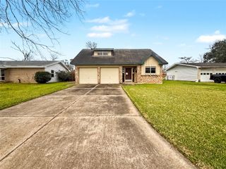 613 Center Way Street, Lake Jackson, TX 77566