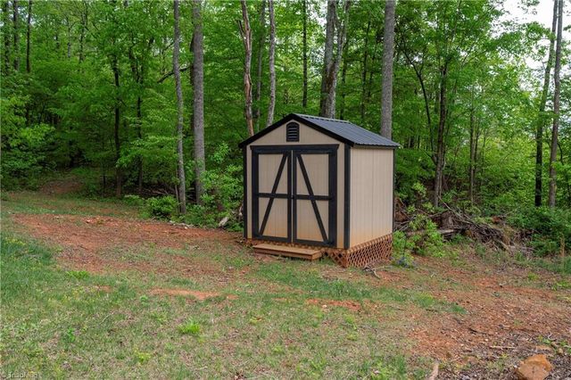 2943 Leslie Lane, Yadkinville, NC 27055