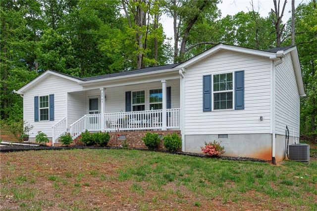 2943 Leslie Lane, Yadkinville, NC 27055