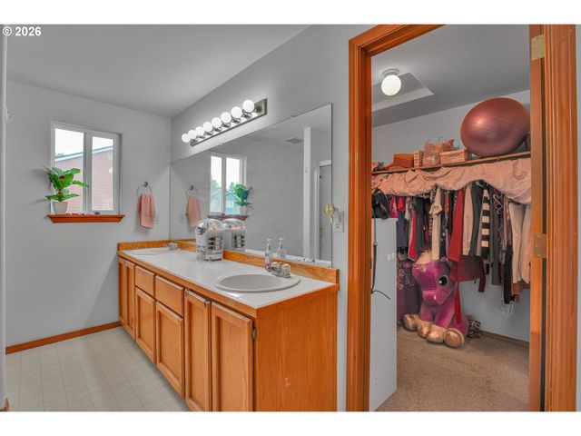 33316 Sw MEADOWBROOK Dr, Scappoose, OR 97056