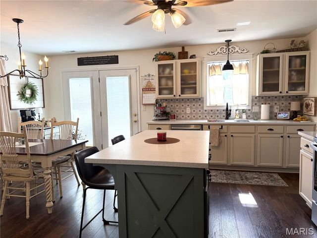 10918 Fallowfield Drive, Lebanon, IL 62254