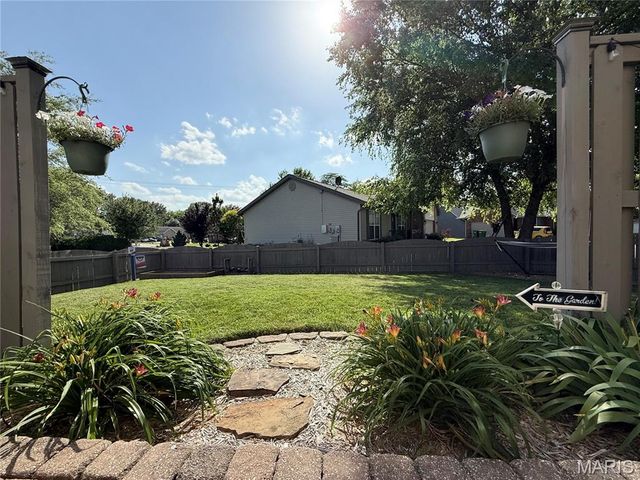 10918 Fallowfield Drive, Lebanon, IL 62254