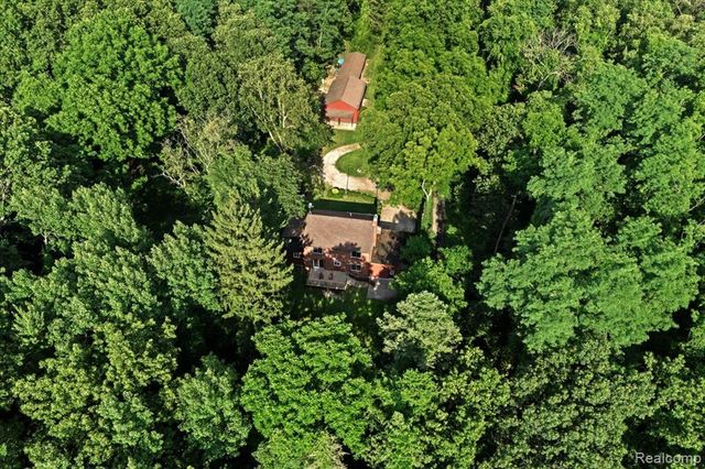 1350 Pettibone Lake Road, Highland, MI 48356